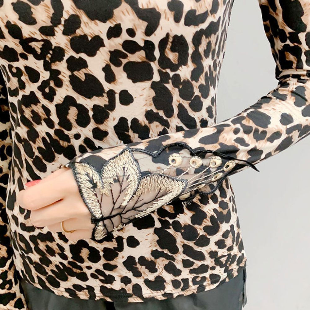 Dorotea - Stylish women's top with luxurious panther pattern
