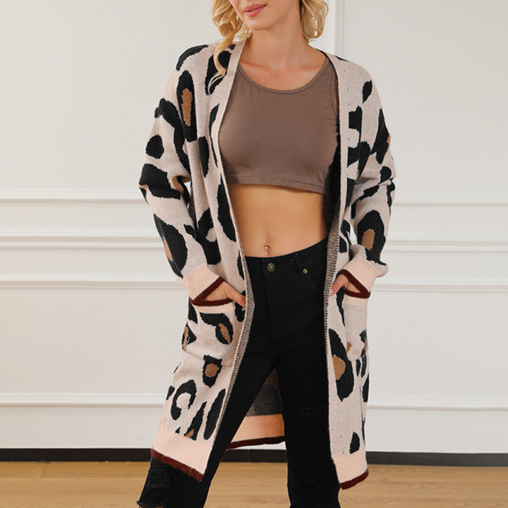 EDELINA's stylish cardigan in a leopard print motif - a combination of wildness and elegance.