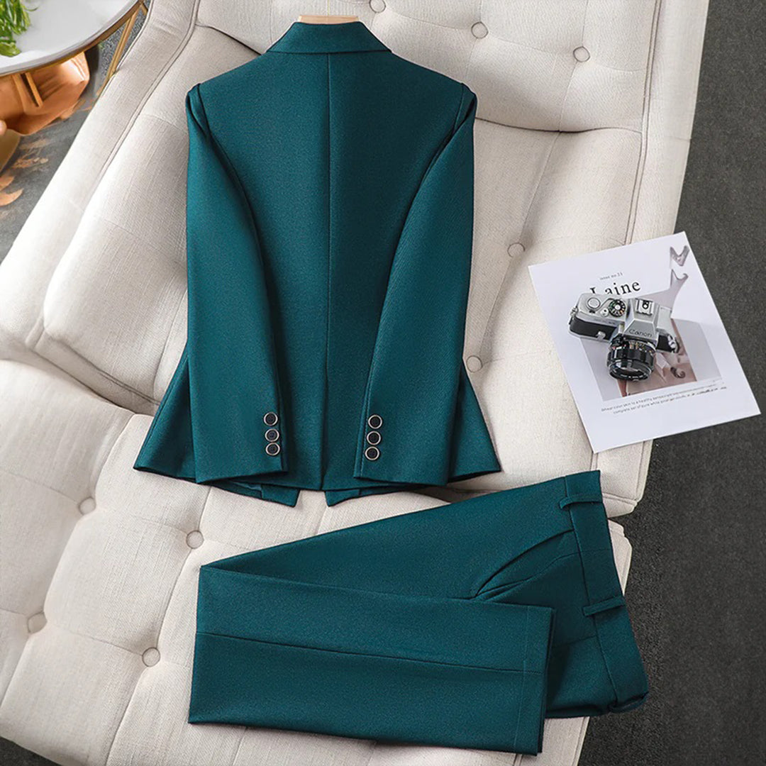 The stylish LAURA jacket and trouser set - the perfect choice for elegant women!