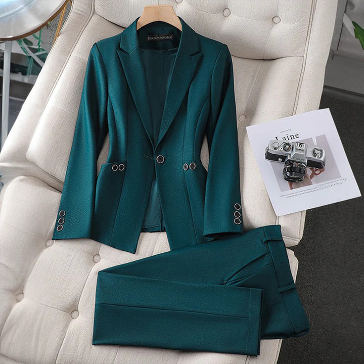 The stylish LAURA jacket and trouser set - the perfect choice for elegant women!
