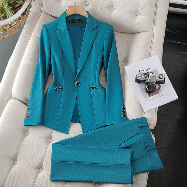 The stylish LAURA jacket and trouser set - the perfect choice for elegant women!