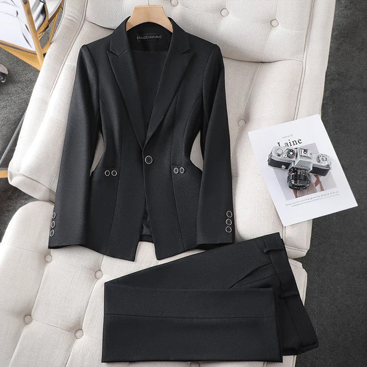 The stylish LAURA jacket and trouser set - the perfect choice for elegant women!