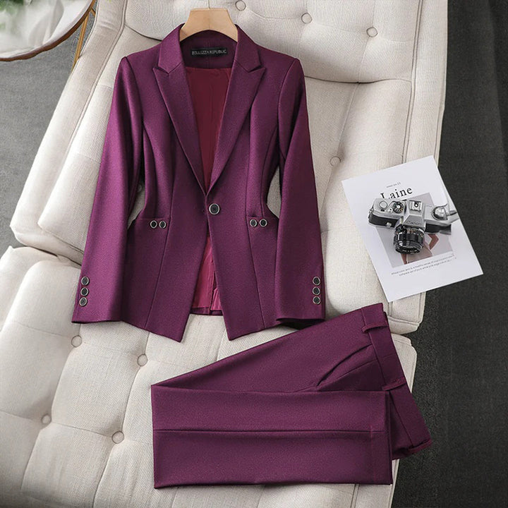 The stylish LAURA jacket and trouser set - the perfect choice for elegant women!